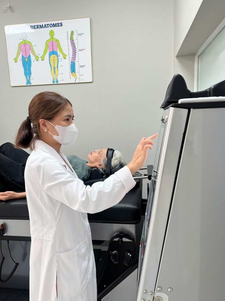 Dr. Kim trị liệu cho bệnh nhân bằng máy DRX 9000