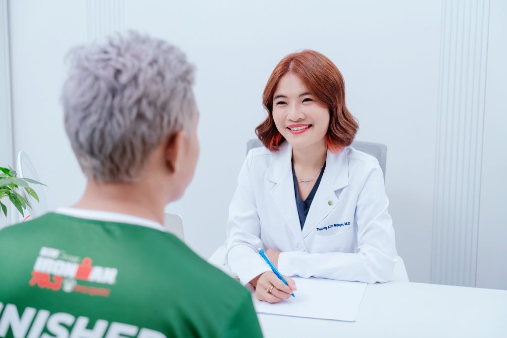 Dr. Kim tư vấn cho khách hàng về chăm sóc da