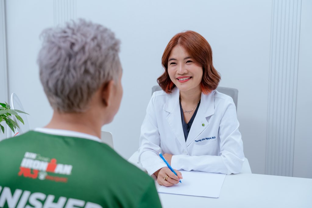 Dr. Kim khám và tư vấn cho khách hàng